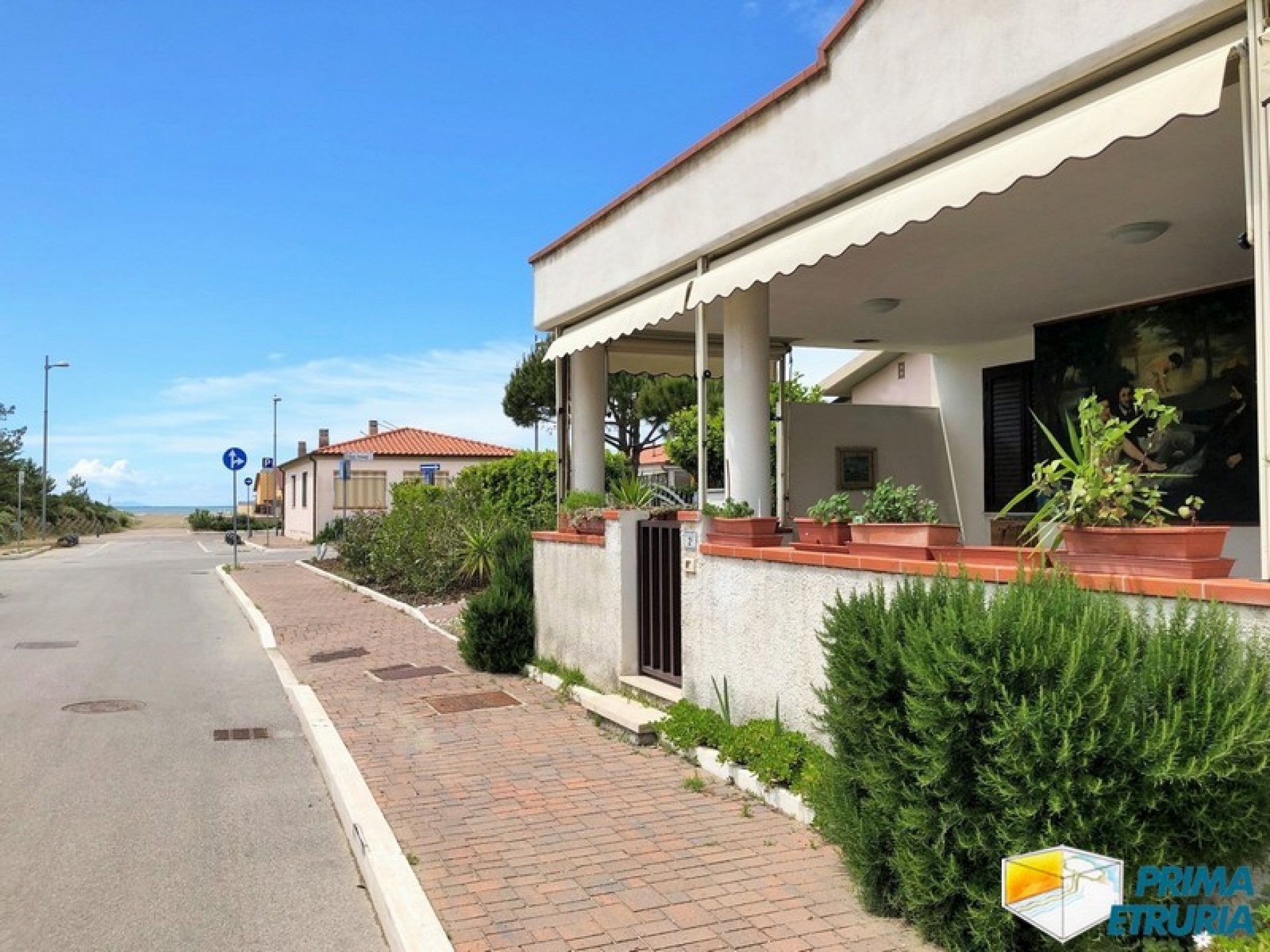 TRILOCALE CON INGRESSO INDIPENDENTE A DUE PASSI DAL MARE - ZONA TOMBOLO -