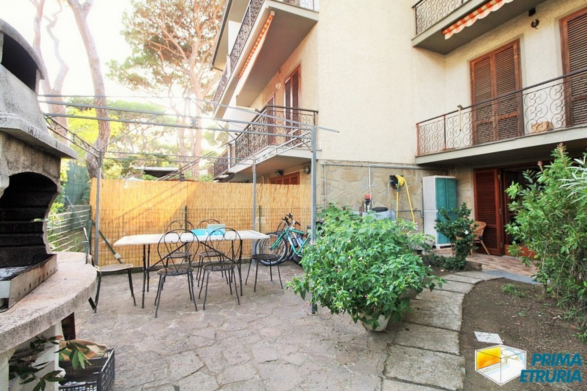 BELLISSIMO SOTTOVILLA CON GIARDINO - ZONA ROSMARINA -