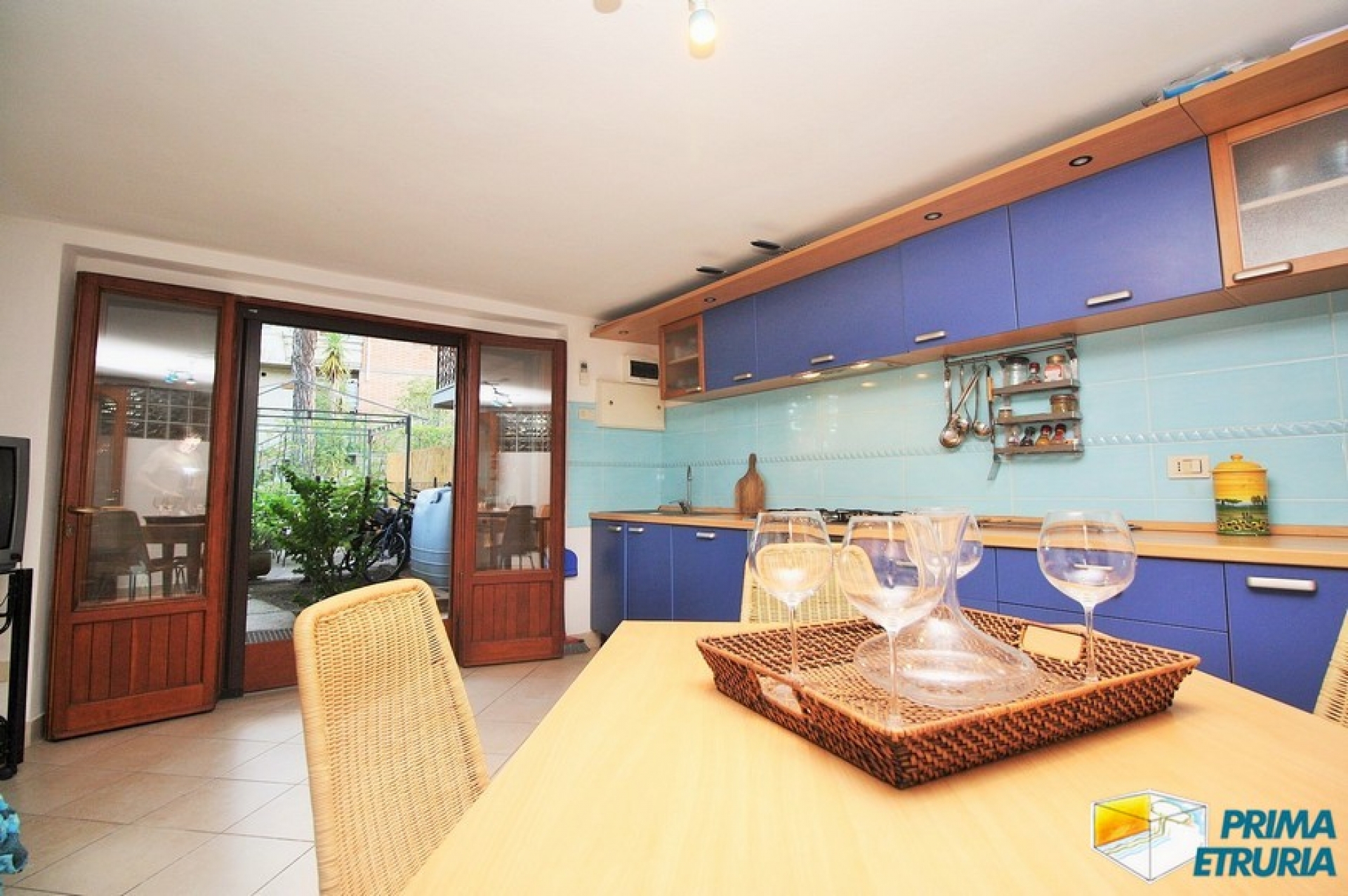 BELLISSIMO SOTTOVILLA CON GIARDINO - ZONA ROSMARINA -
