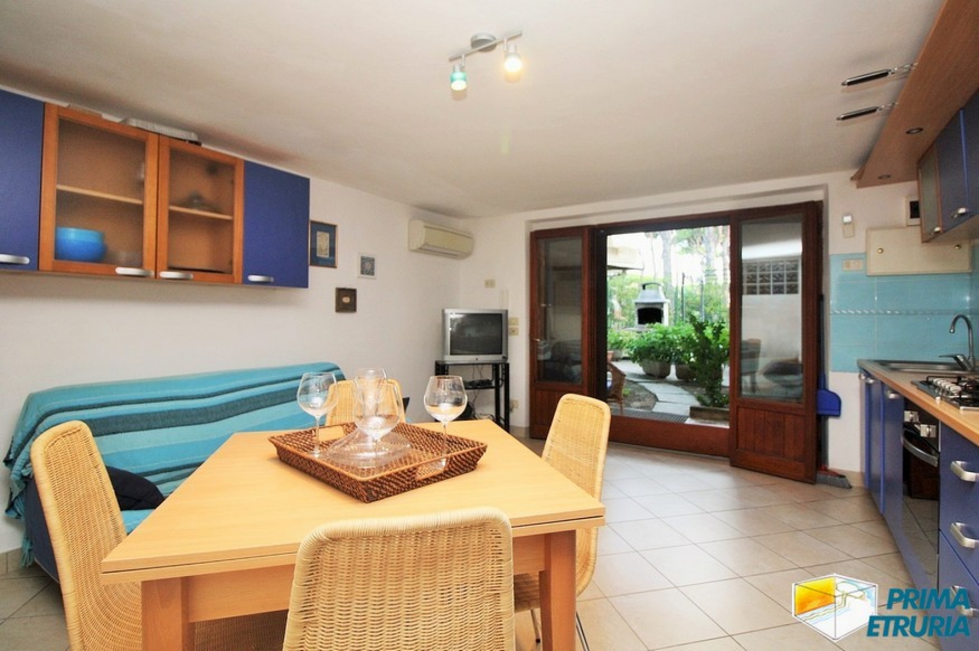 BELLISSIMO SOTTOVILLA CON GIARDINO - ZONA ROSMARINA -