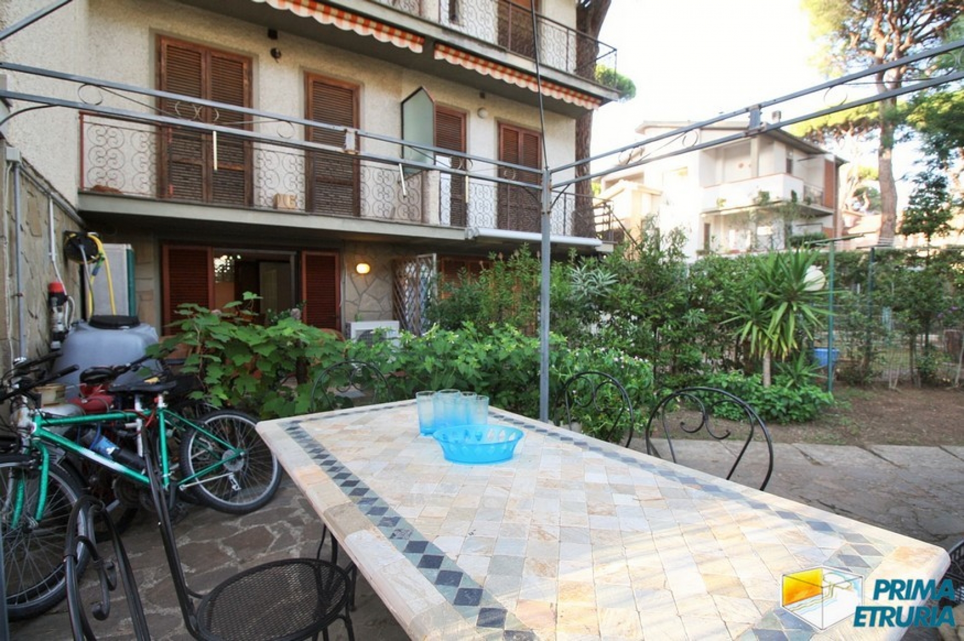 BELLISSIMO SOTTOVILLA CON GIARDINO - ZONA ROSMARINA -