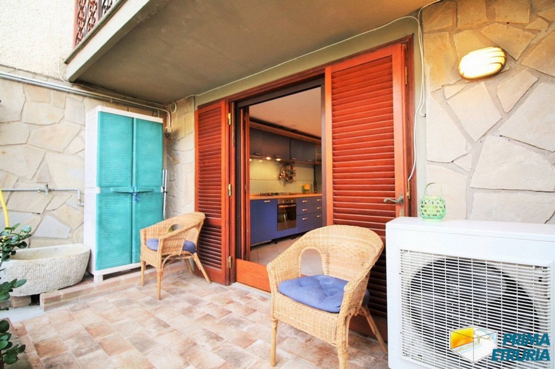 BELLISSIMO SOTTOVILLA CON GIARDINO - ZONA ROSMARINA -