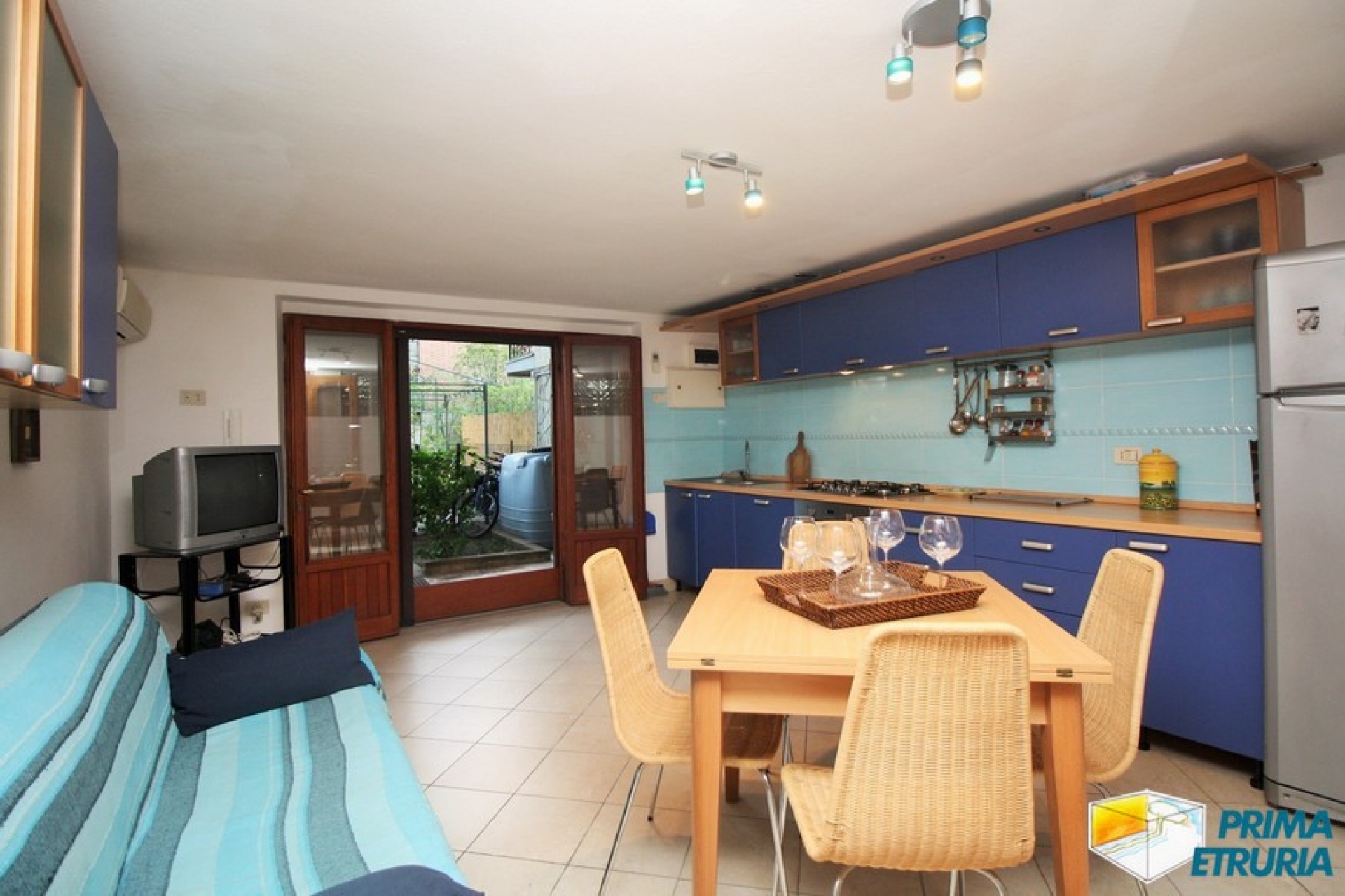BELLISSIMO SOTTOVILLA CON GIARDINO - ZONA ROSMARINA -