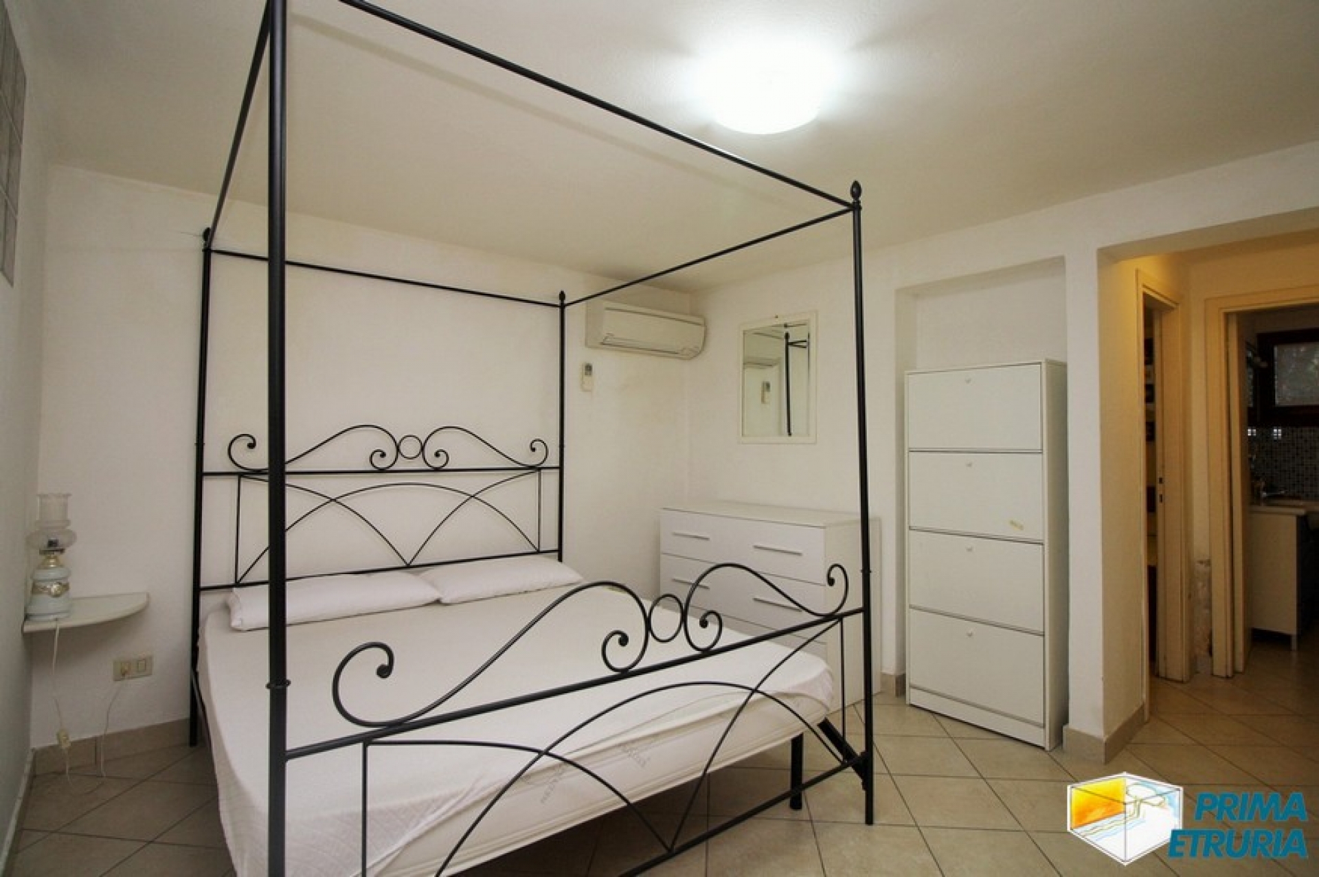 BELLISSIMO SOTTOVILLA CON GIARDINO - ZONA ROSMARINA -