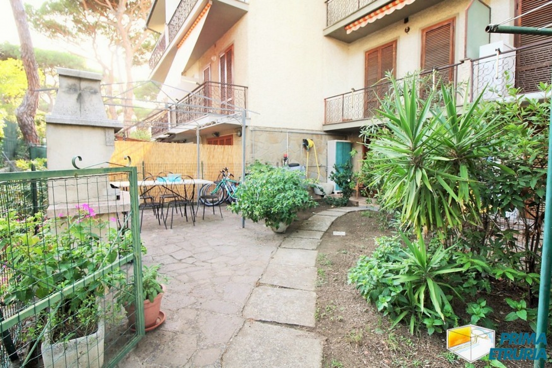 BELLISSIMO SOTTOVILLA CON GIARDINO - ZONA ROSMARINA -
