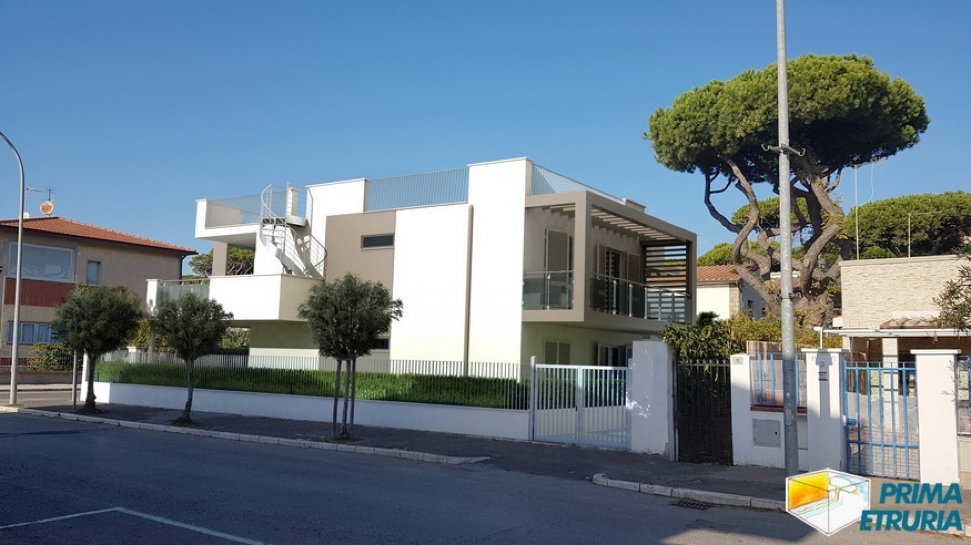 MAGNIFICO ATTICO CON SOLARIUM A DUE PASSI DAL MARE - ZONA ROSMARINA -