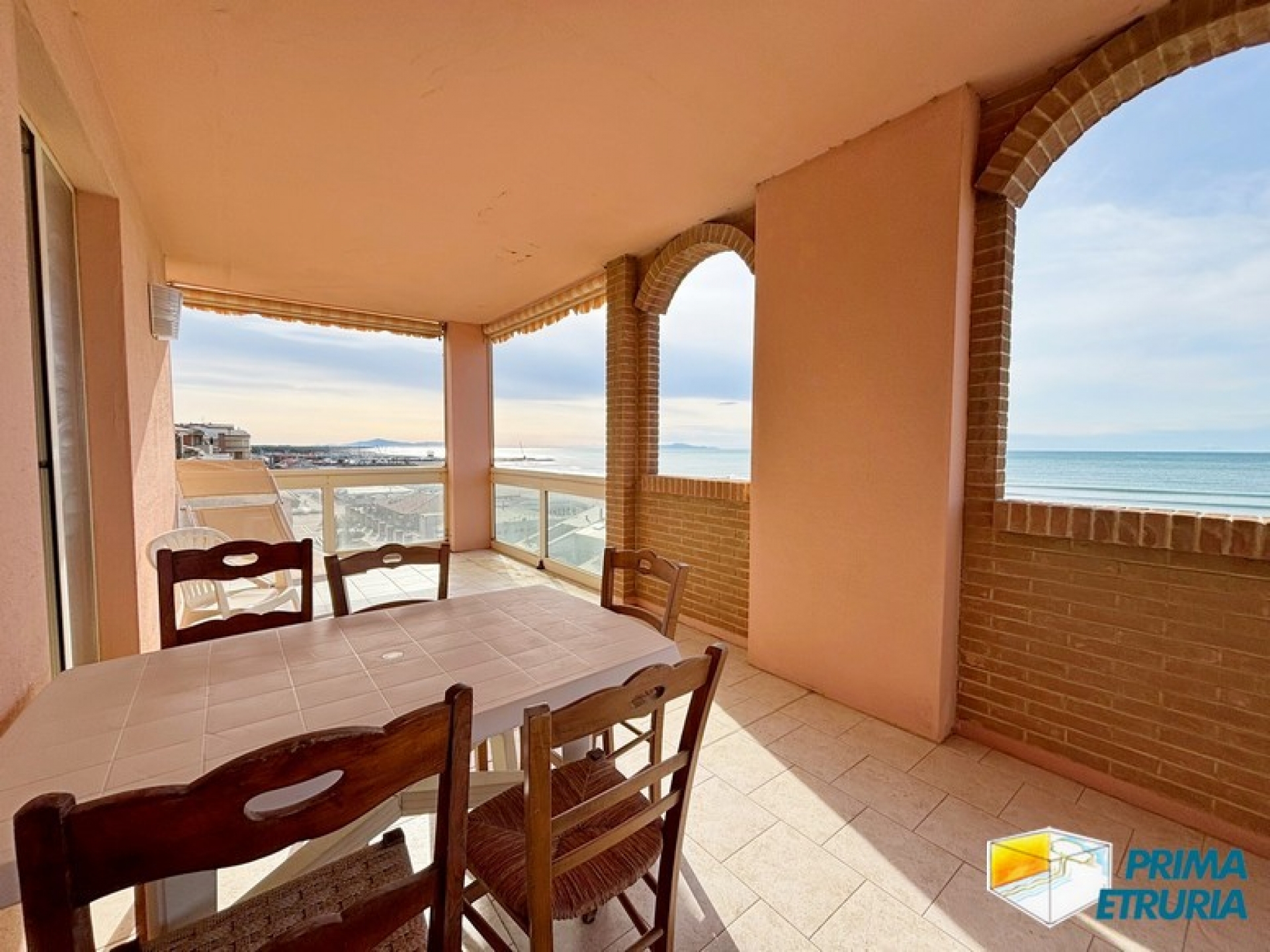 BILOCALE CON FANTASTICA TERRAZZA FRONTE MARE - ZONA CENTRO -