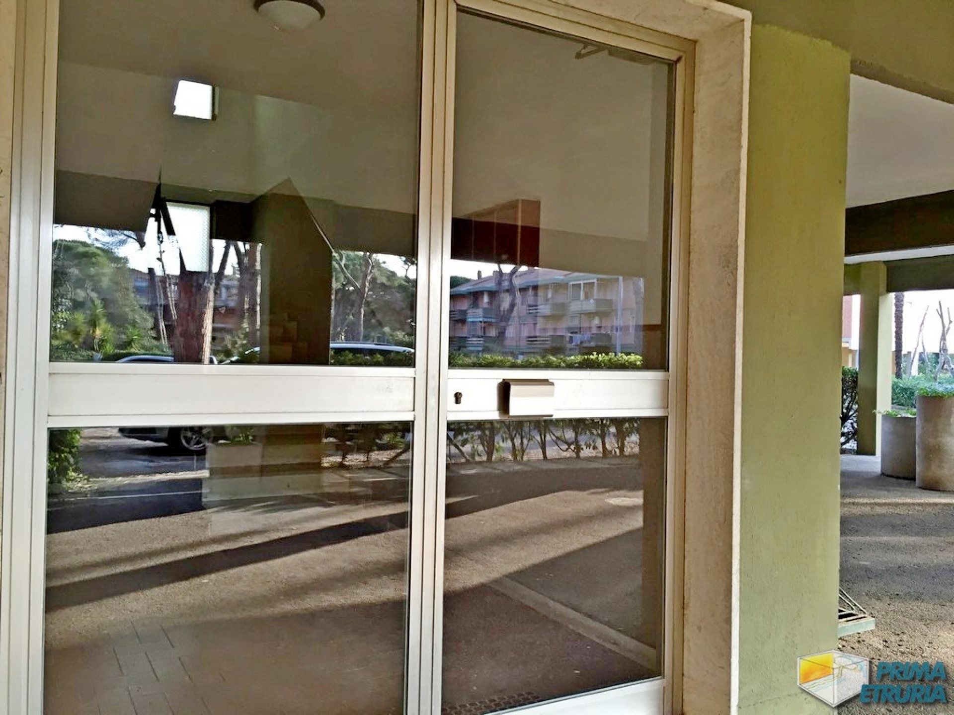 VENDESI TRILOCALE VIA ANICHINI 6 - ZONA CENTRO -
