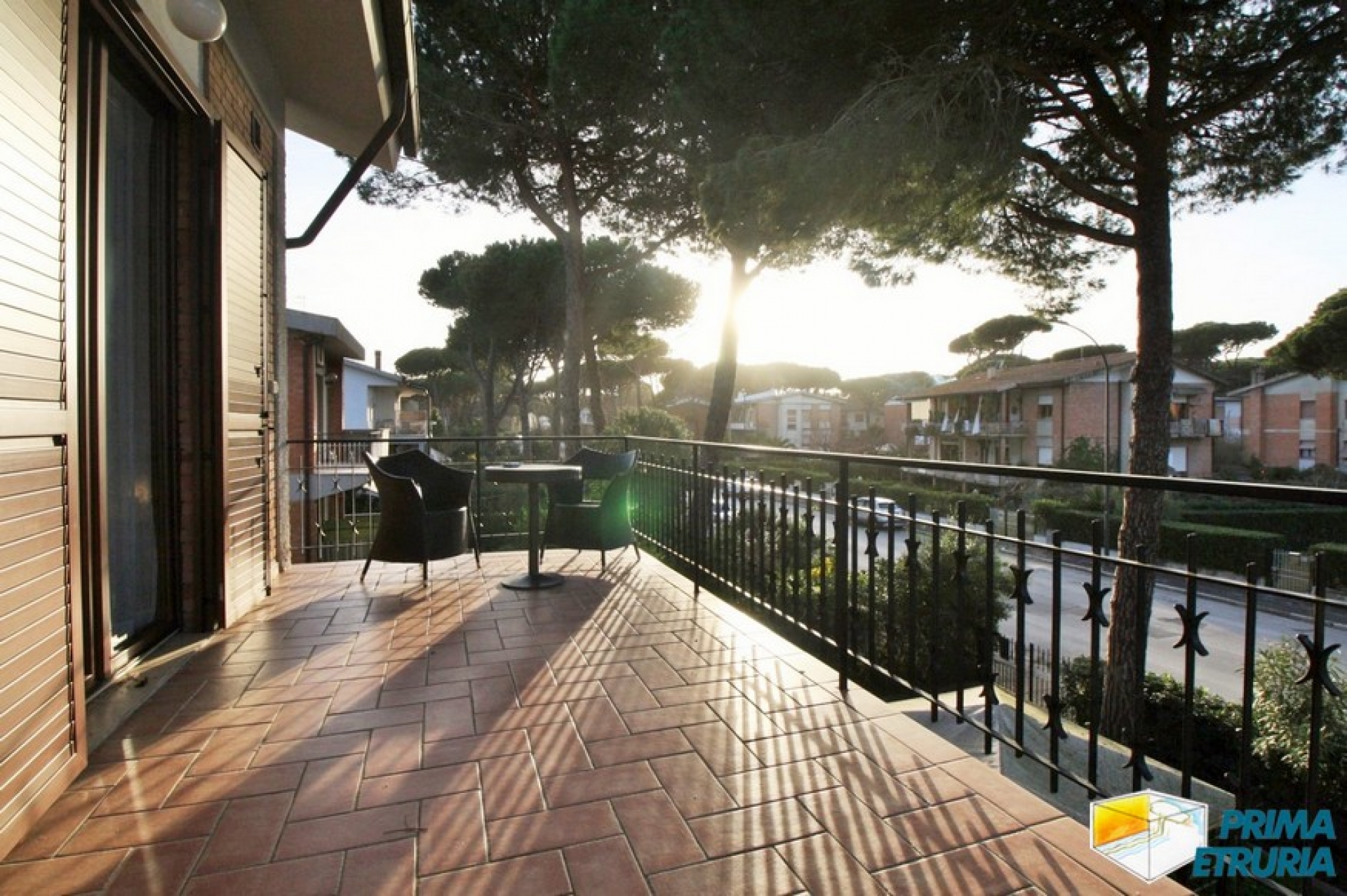 FANTASTICA VILLA CON GIARDINO E POSTO AUTO - ZONA CENTRO - ( V18 )