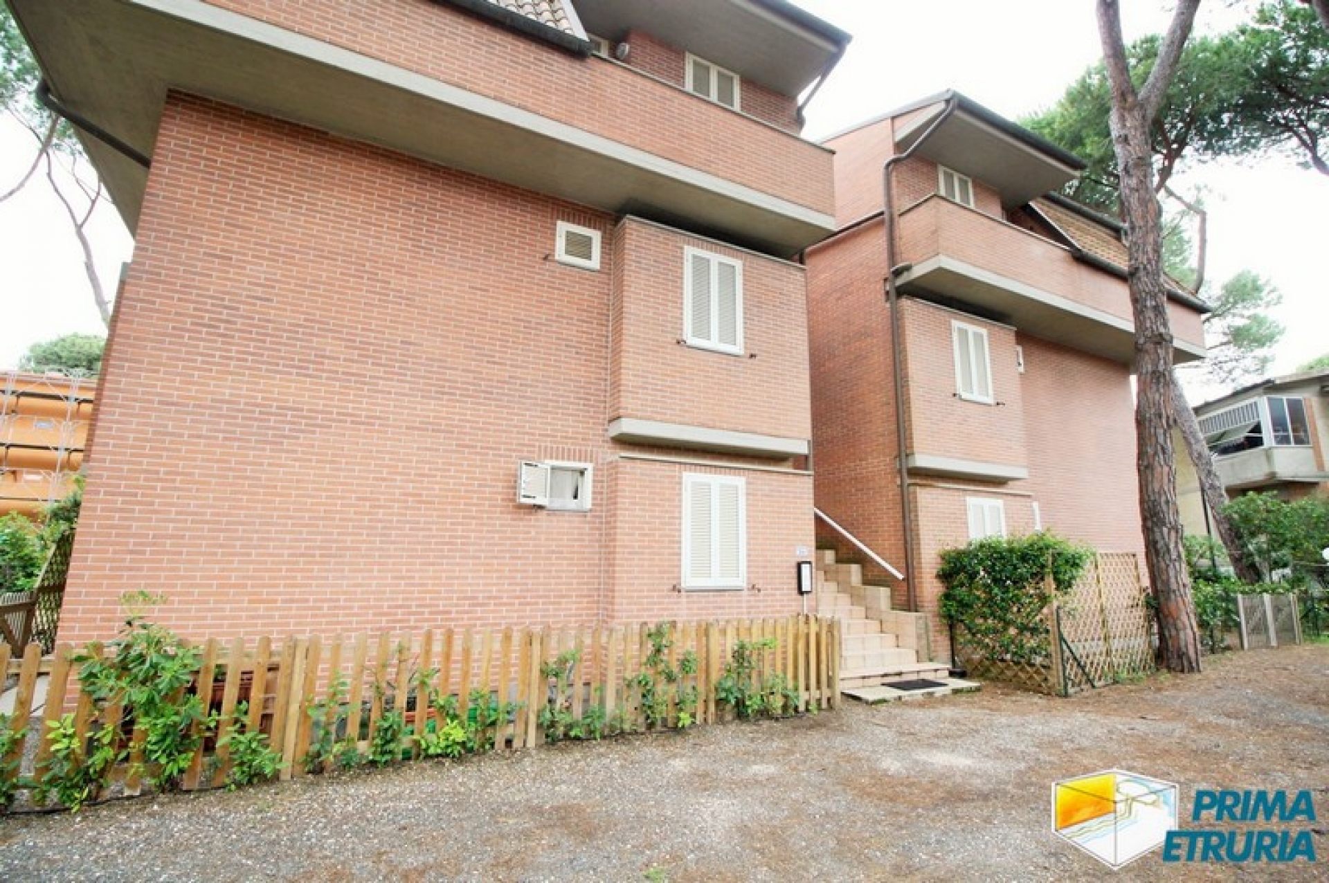 GRAZIOSO TRILOCALE CON AMPIA TERRAZZA - ZONA ROSMARINA -