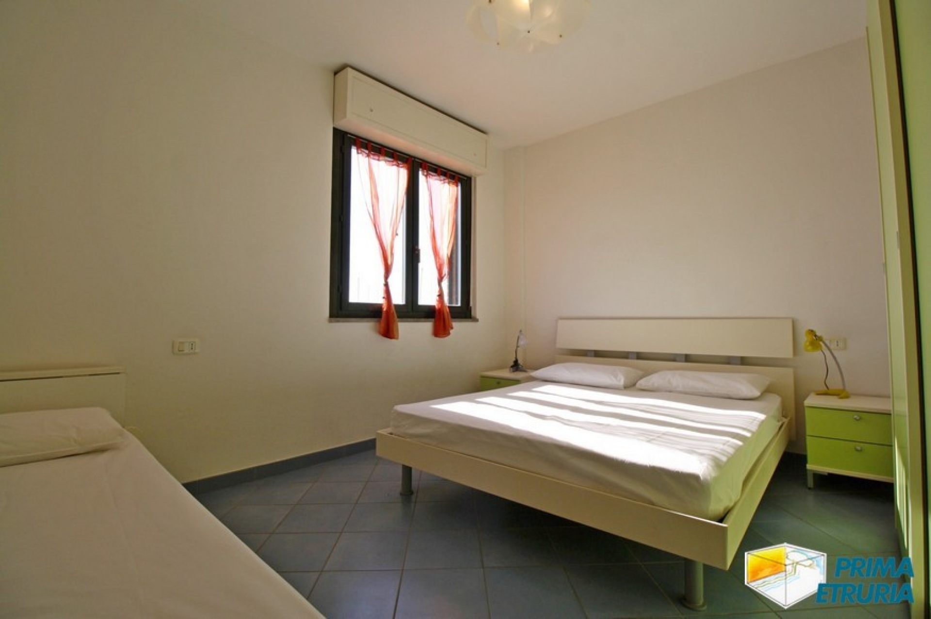 BILOCALE CON MAGNIFICA VISTA SUL PORTO - ZONA CENTRALE