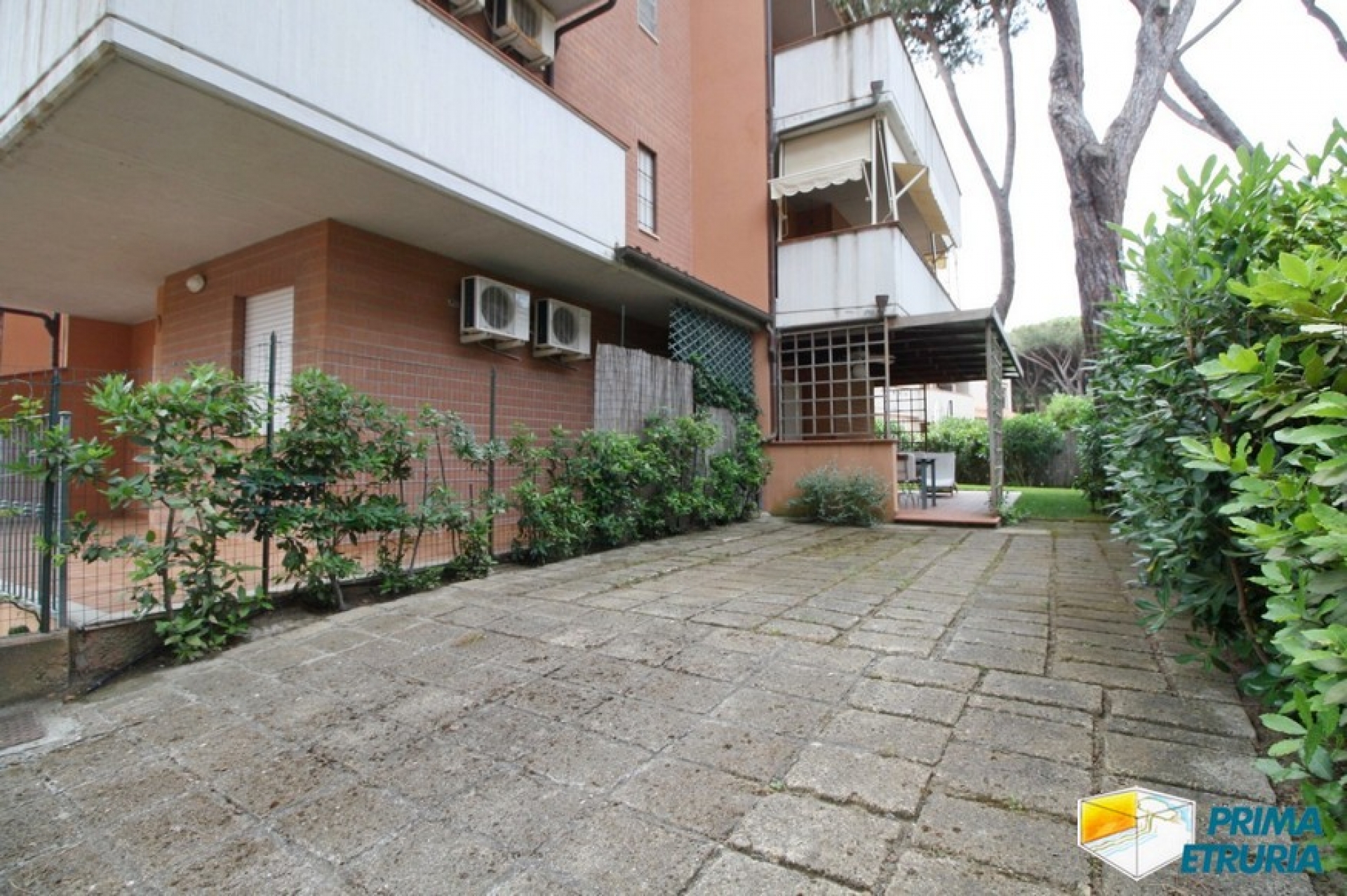 BELLISSIMO TRILOCALE CON AMPIO GIARDINO - ZONA ROSMARINA -