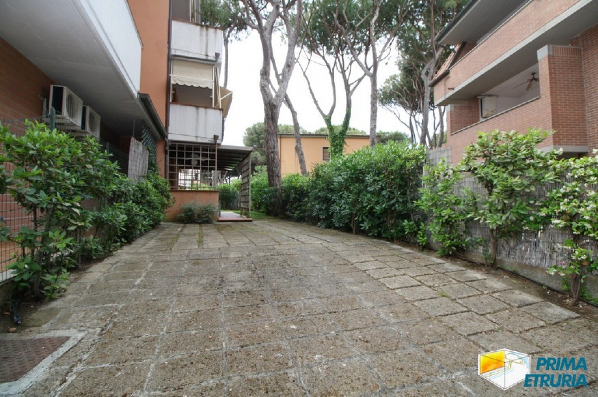 BELLISSIMO TRILOCALE CON AMPIO GIARDINO - ZONA ROSMARINA -