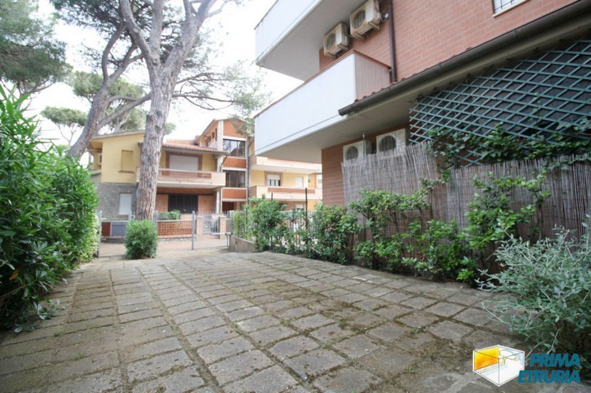 BELLISSIMO TRILOCALE CON AMPIO GIARDINO - ZONA ROSMARINA -