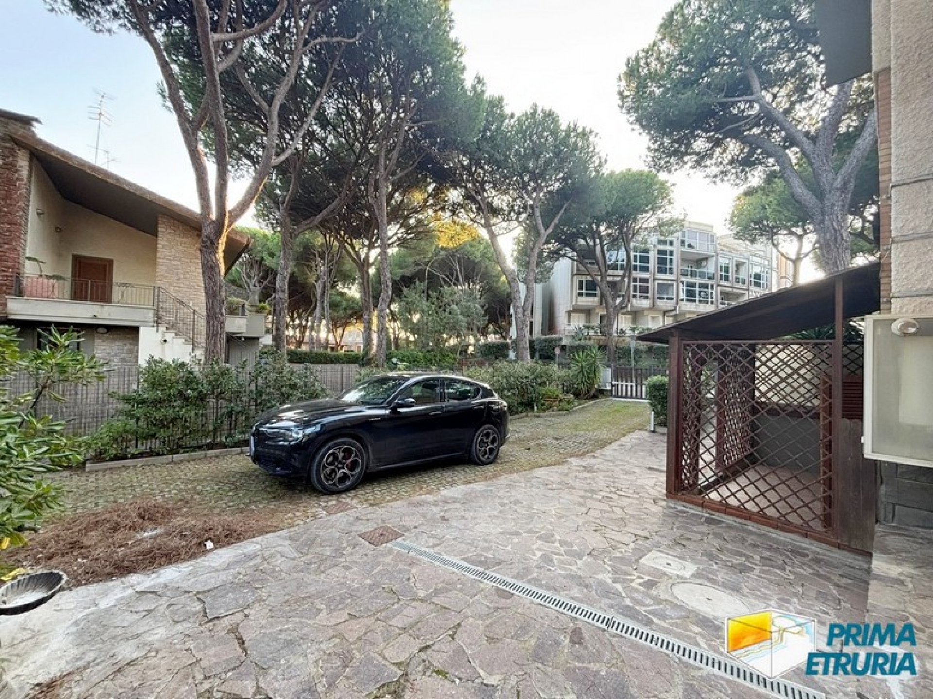 Eleganza e Comfort: Villa Trifamiliare Vicino alla Spiaggia - ZONA ROSMARINA -