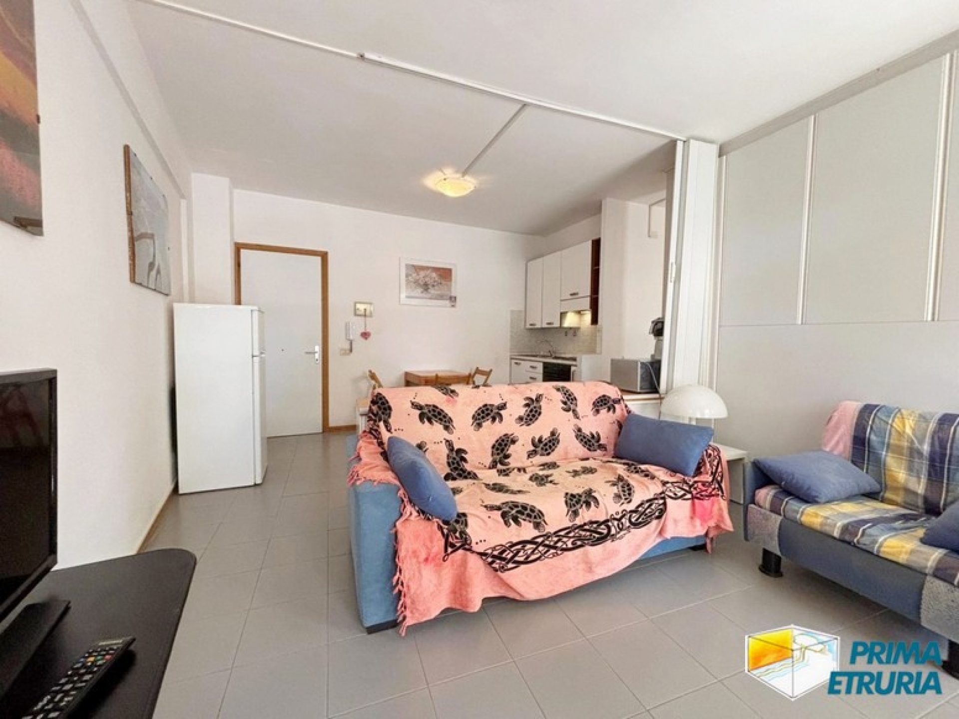 Monolocale con ampio terrazzo a 100 metri dal mare - ZONA ROSMARINA -