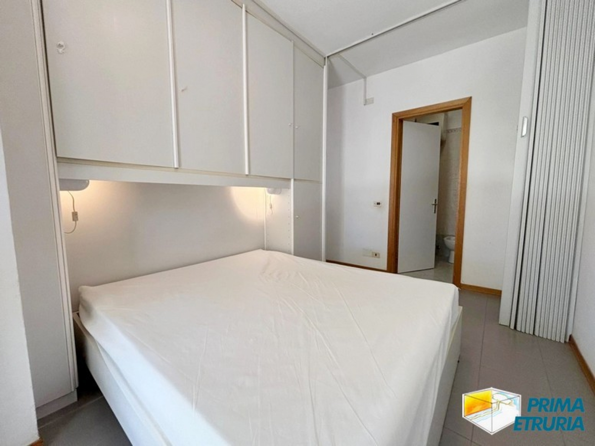 Monolocale con ampio terrazzo a 100 metri dal mare - ZONA ROSMARINA -