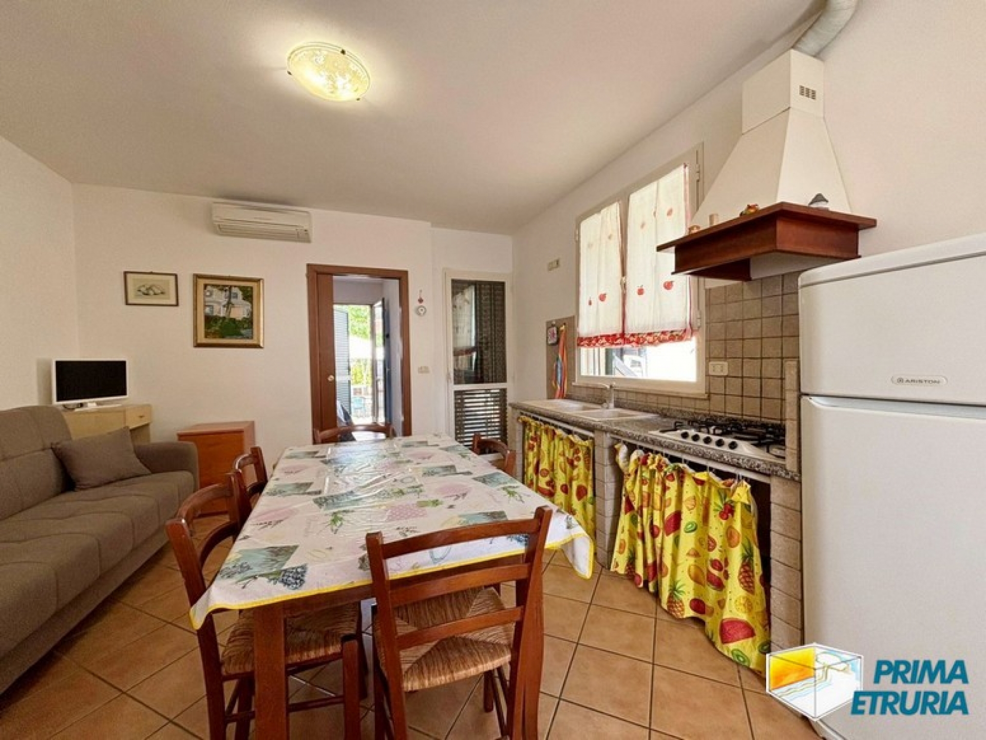 Bilocale con corte privata a 200 metri dal mare - ZONA TOMBOLO -