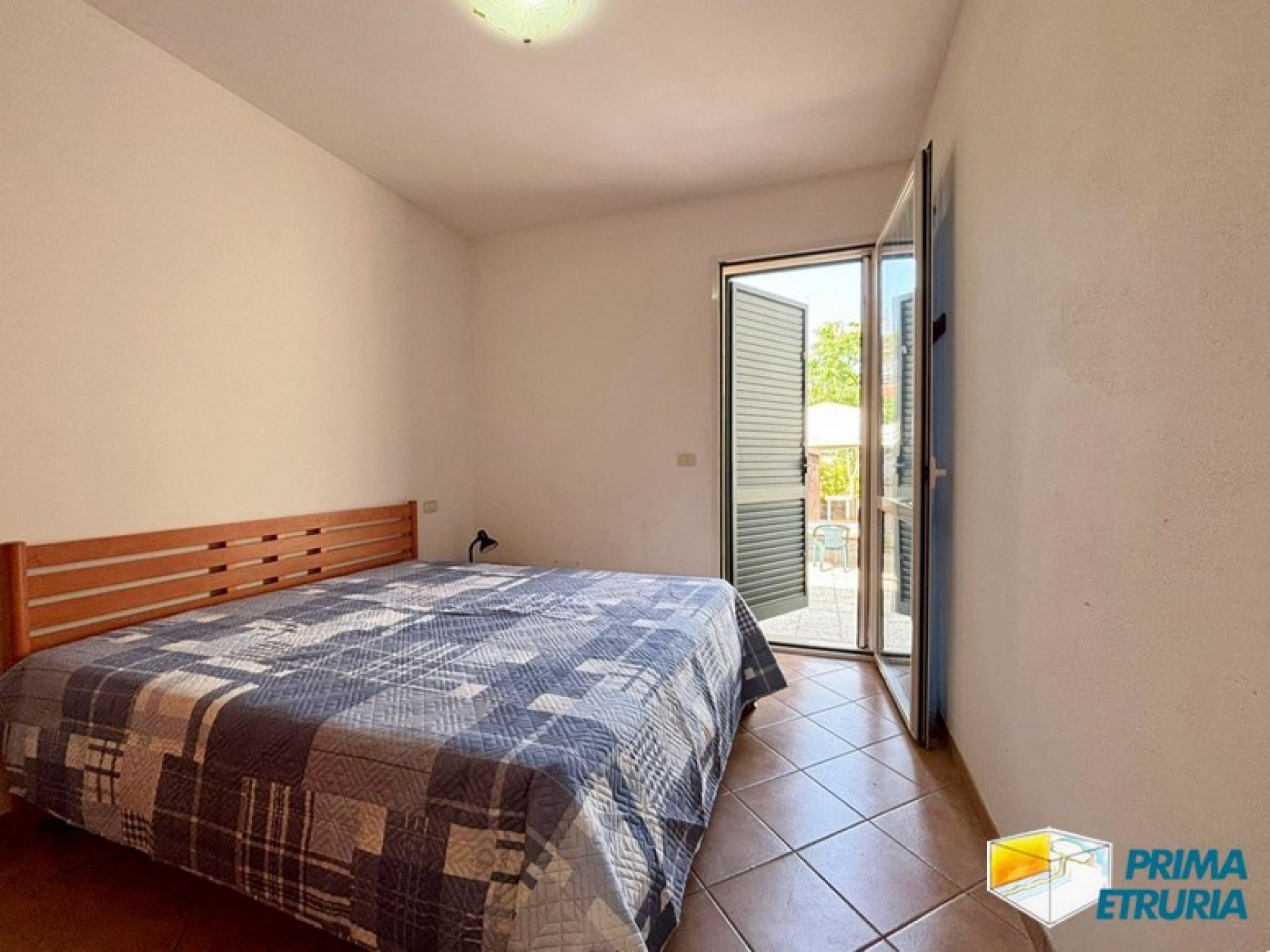 Bilocale con corte privata a 200 metri dal mare - ZONA TOMBOLO -