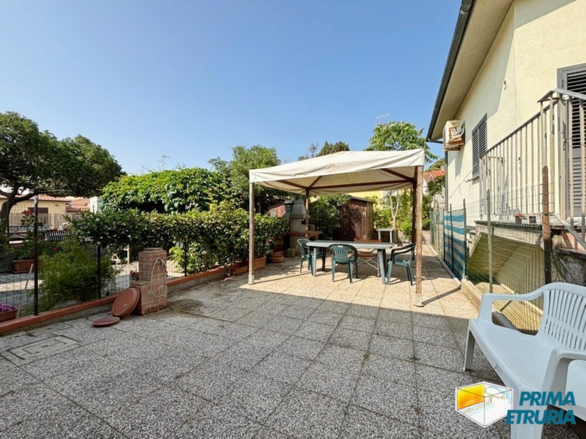 Bilocale con corte privata a 200 metri dal mare - ZONA TOMBOLO -