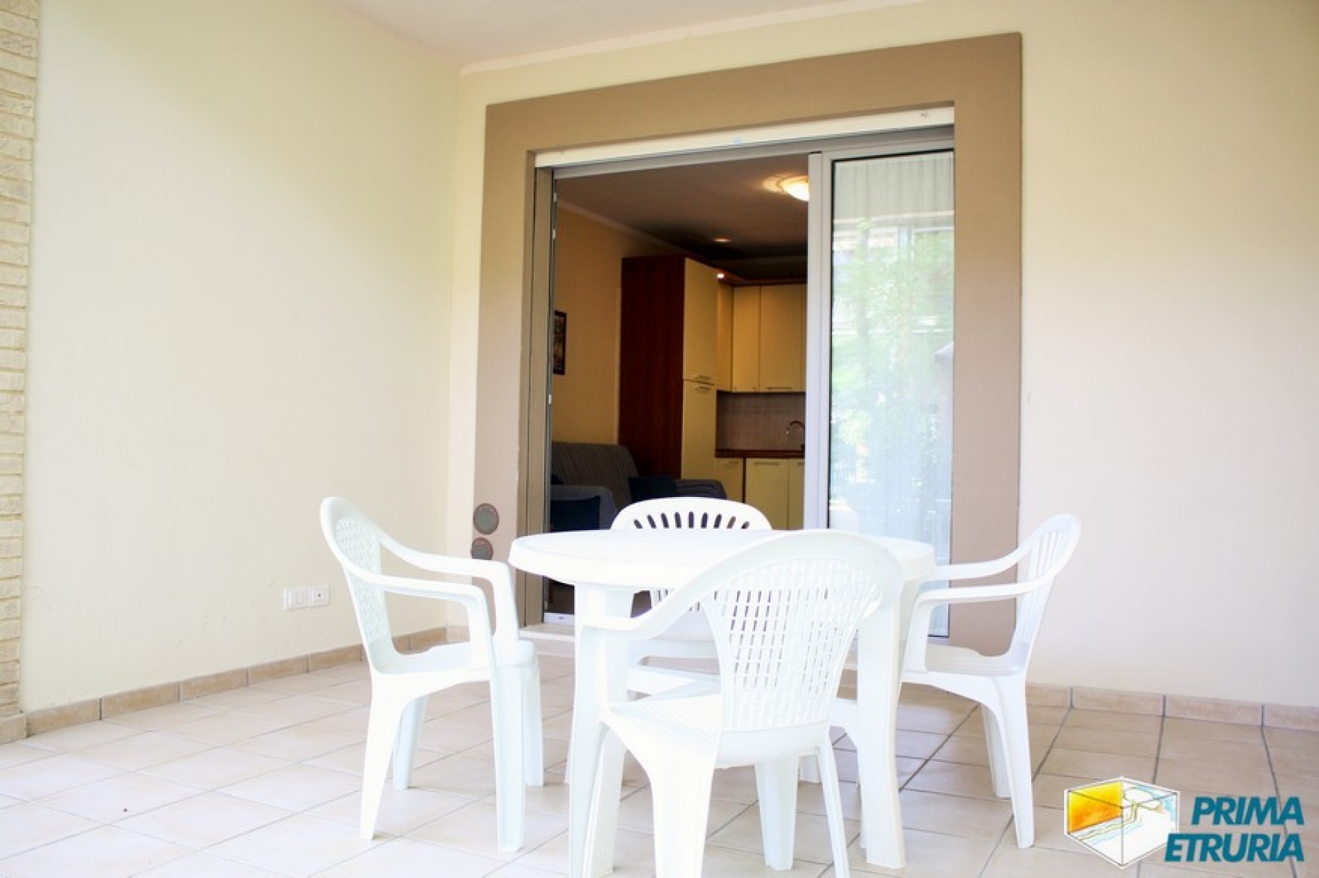 Moderno bilocale con giardino privato a 100 metri dal mare in zona Rosmarina
