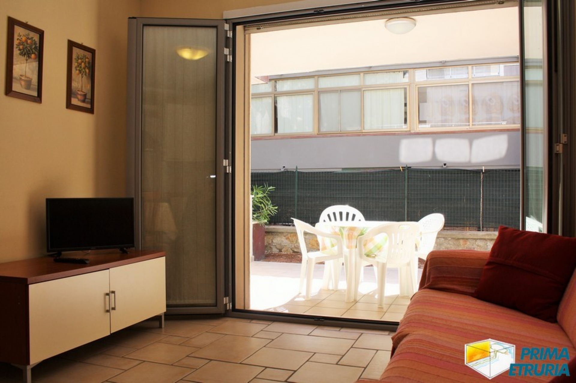 Elegante bilocale con giardino privato a 100 metri dal mare in zona Rosmarina