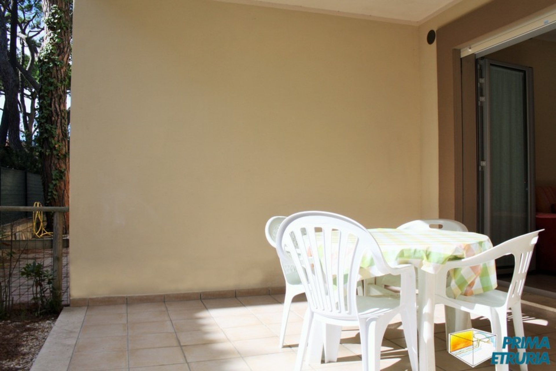 Elegante bilocale con giardino privato a 100 metri dal mare in zona Rosmarina