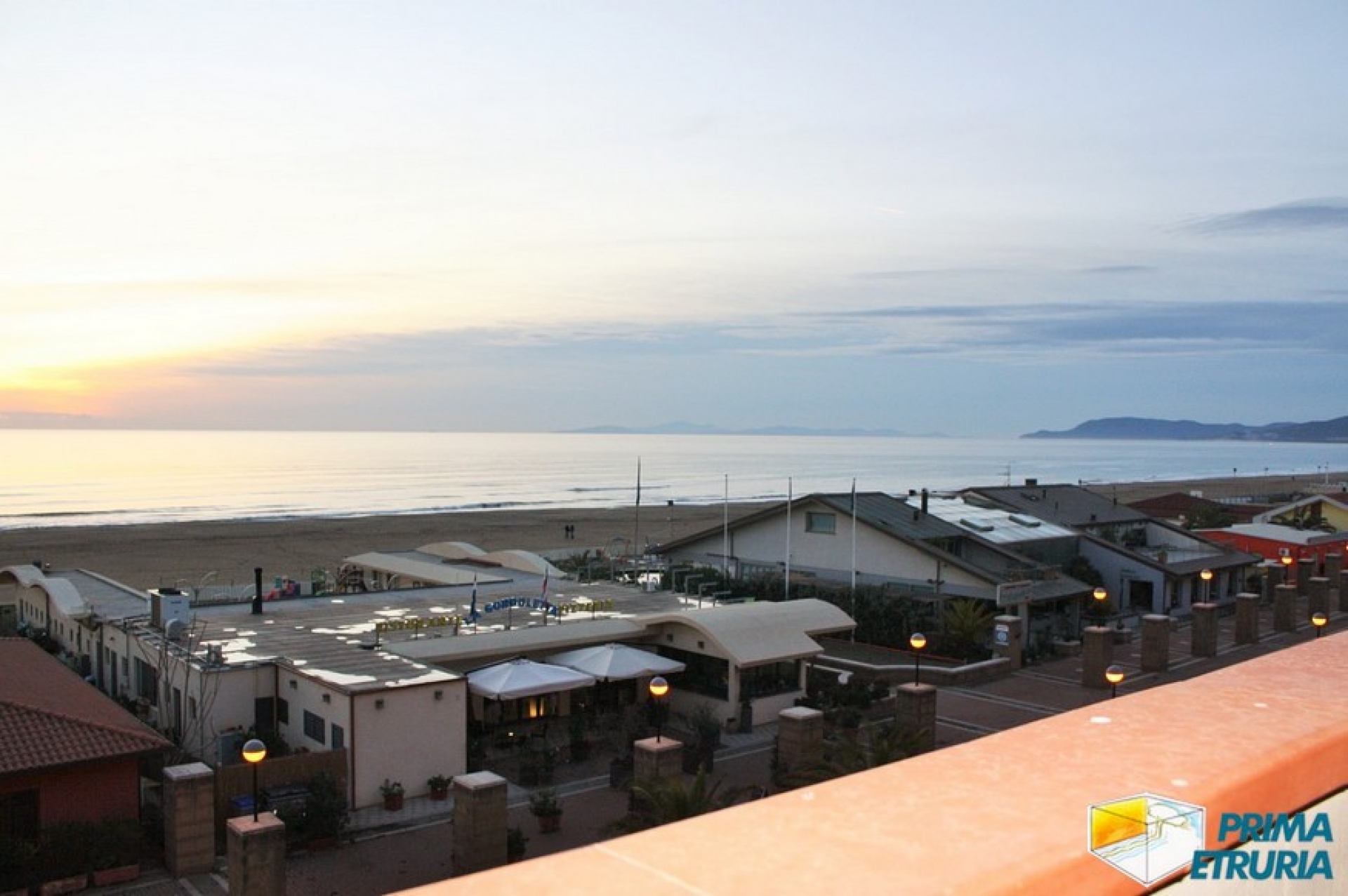 MONOLOCALE ARCOBALENO 32 FRONTE MARE - ZONA CENTRO 