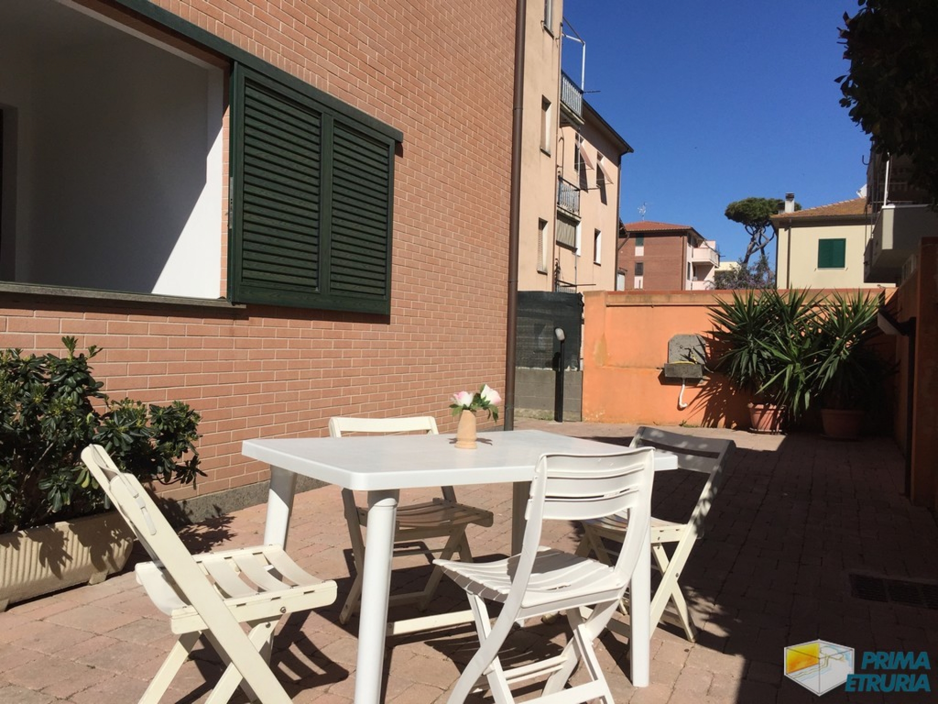 TRILOCALE AL PIANO TERRA CON GIARDINO - ZONA PORTO -