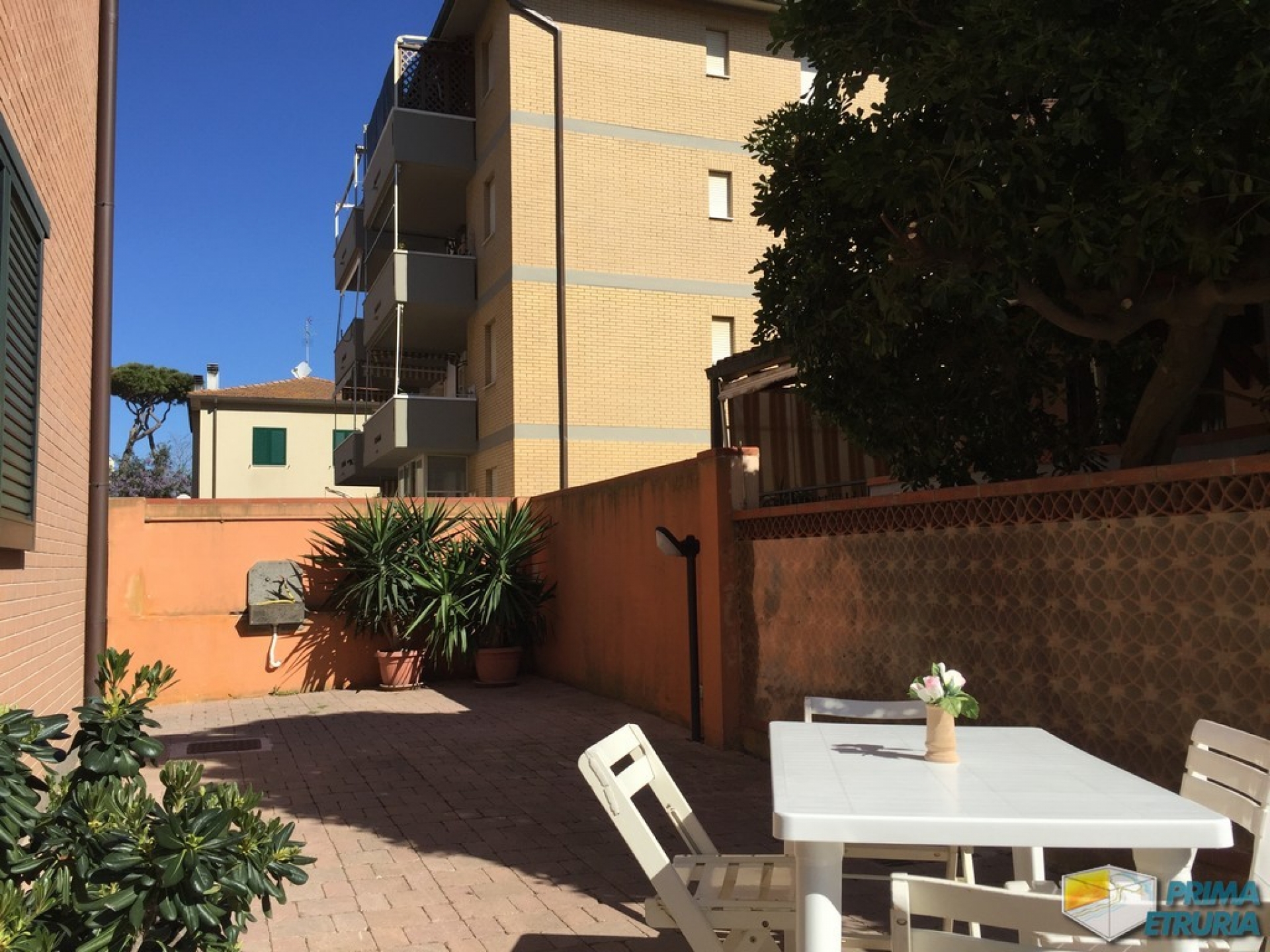 TRILOCALE AL PIANO TERRA CON GIARDINO - ZONA PORTO -