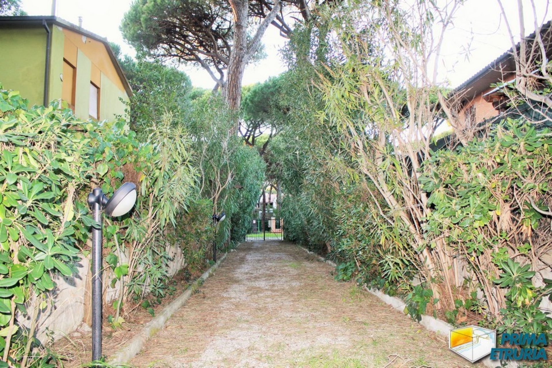 TRE CAMERE CON GIARDINO VIA MONTECRISTO - ZONA ROSMARINA -