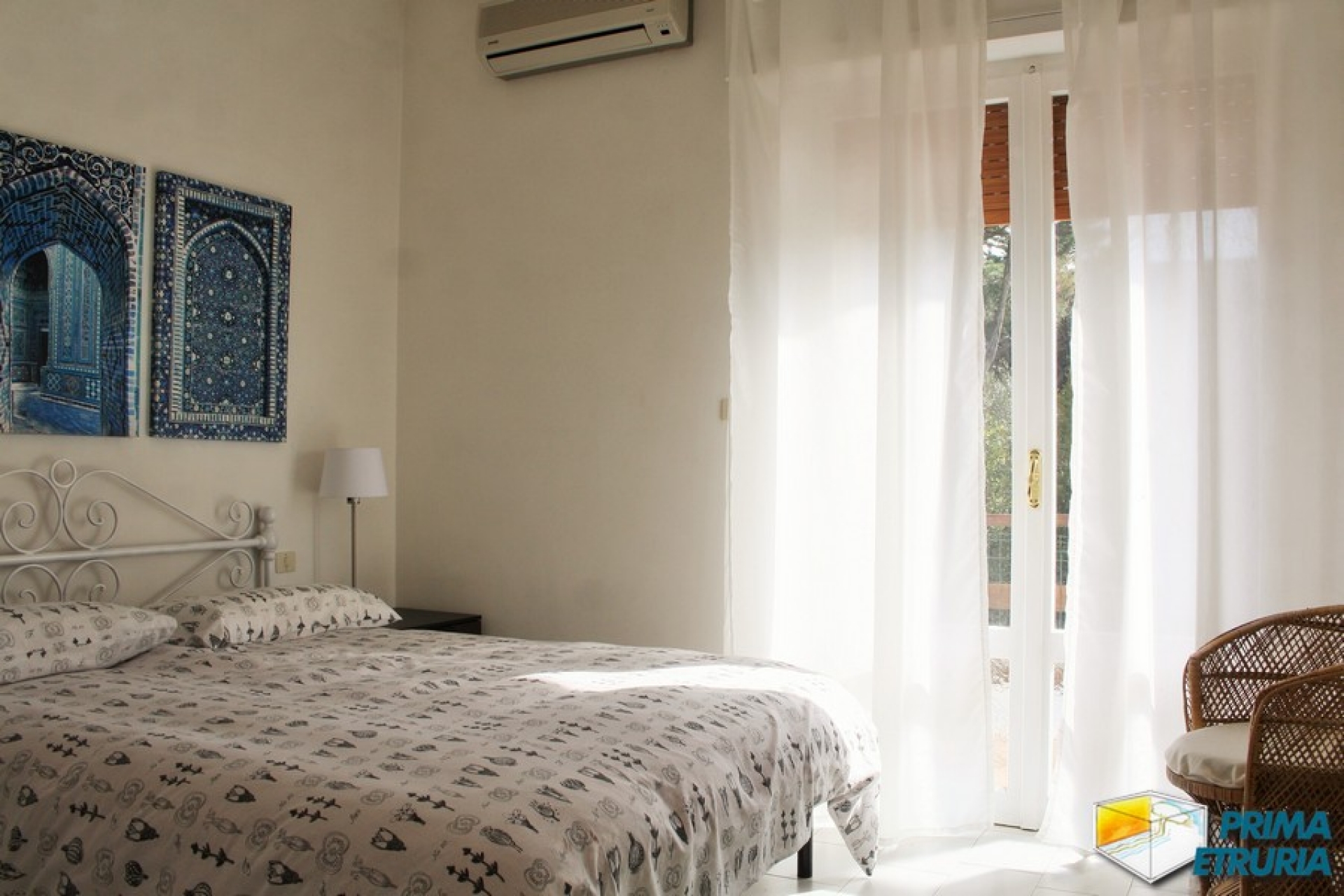 VENDESI APPARTAMENTO CON CORTE ESCLUSIVA - ZONA ROSMARINA -
