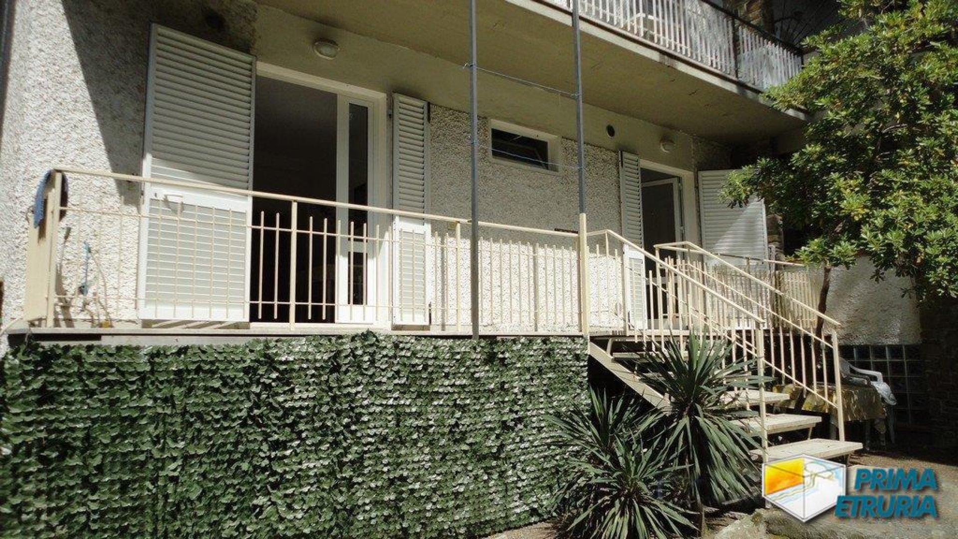 VENDESI VILLETTA CON GIARDINO VIA DEL MUGHETTO 4 - ZONA ROSMARINA -
