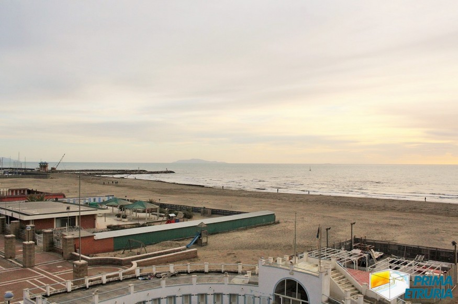 VENDESI TRILOCALE FRONTE MARE - ZONA CENTRALE -