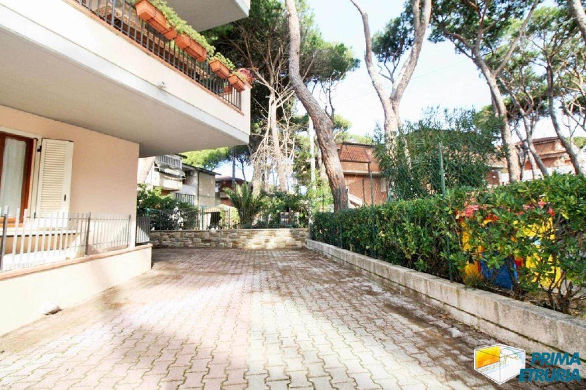 BILOCALE CON POSTO AUTO E GIARDINO - ZONA ROSMARINA -
