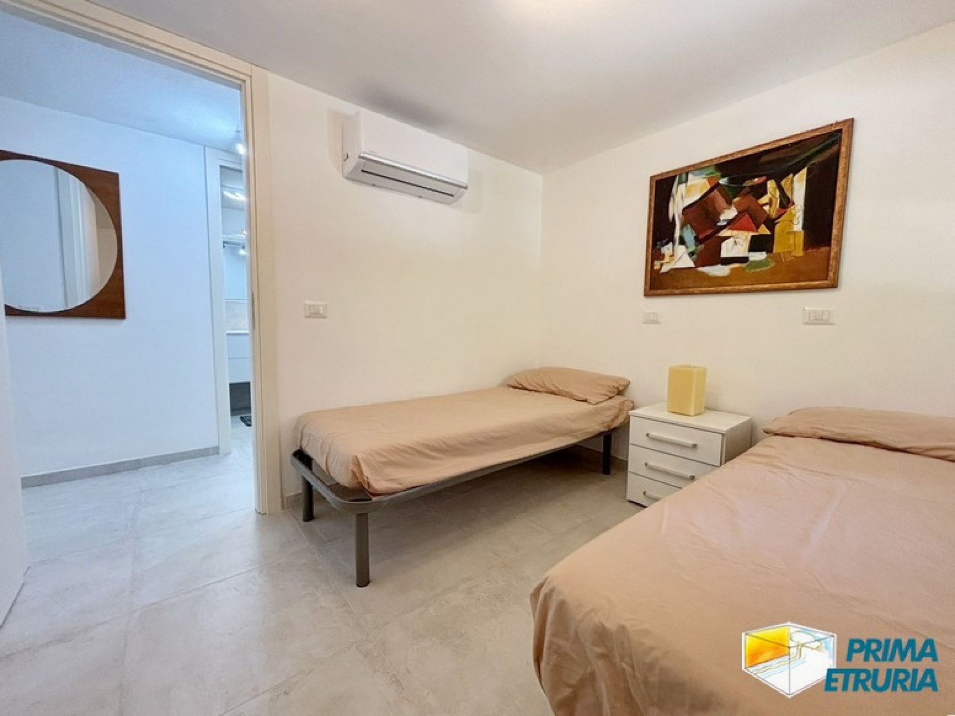 Trilocale rinnovato con giardino privato immerso nella pineta - ZONA CENTRO -