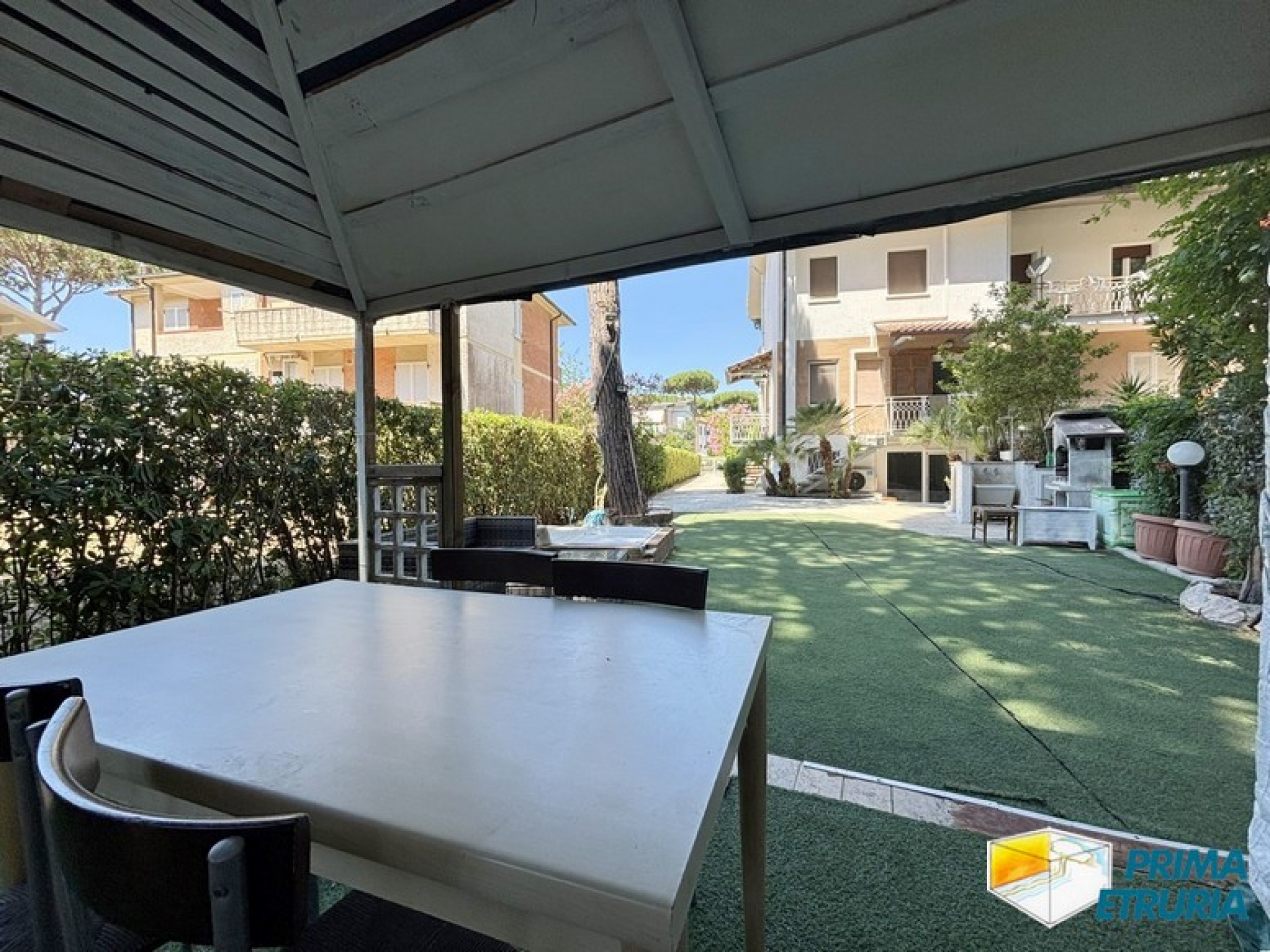 Trilocale rinnovato con giardino privato immerso nella pineta - ZONA CENTRO -