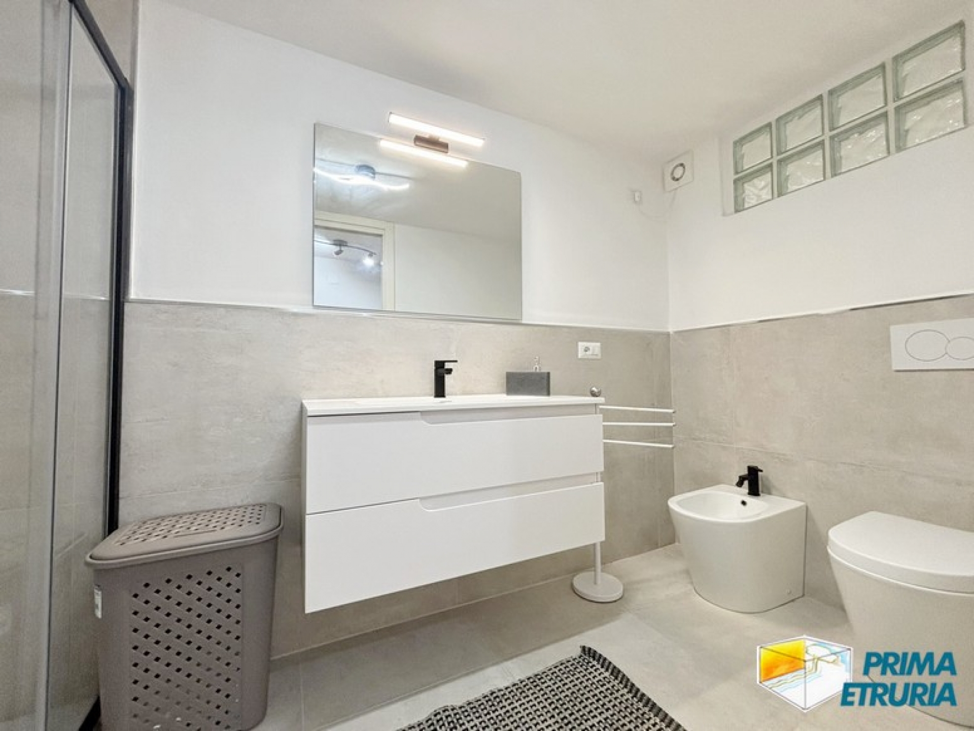 Trilocale rinnovato con giardino privato immerso nella pineta - ZONA CENTRO -