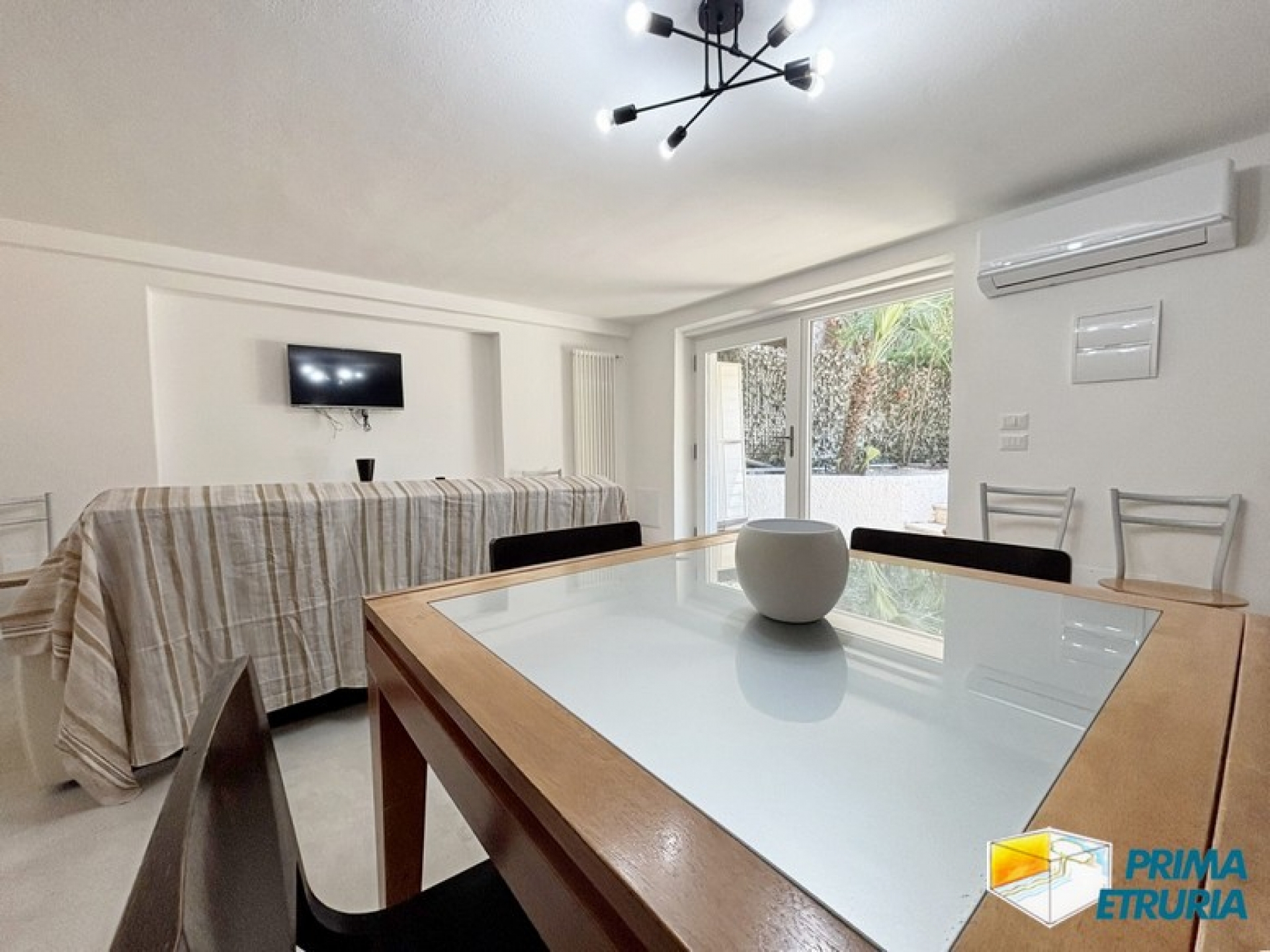 Trilocale rinnovato con giardino privato immerso nella pineta - ZONA CENTRO -