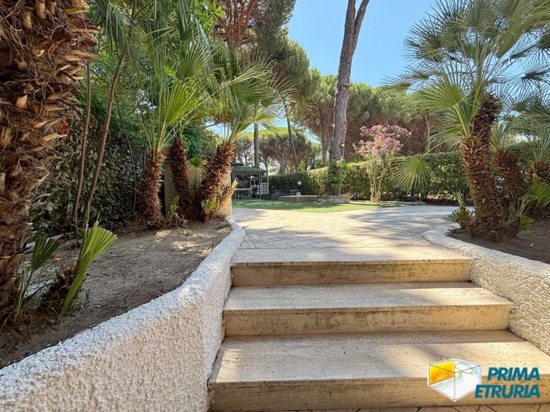 Trilocale rinnovato con giardino privato immerso nella pineta - ZONA CENTRO -