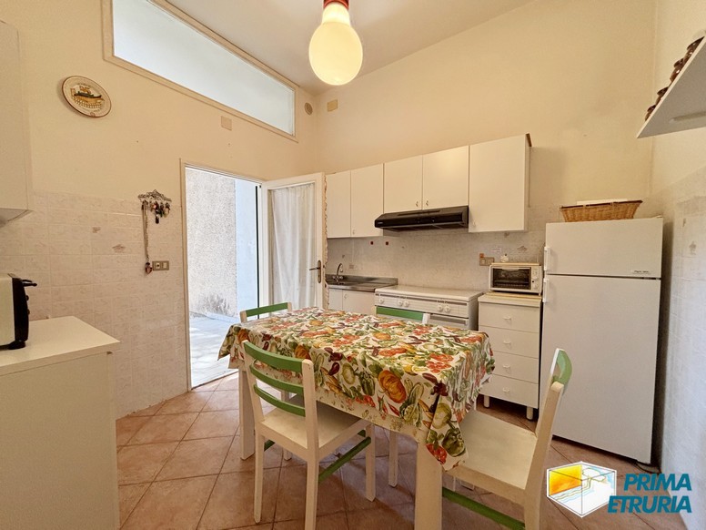 Trilocale con grande giardino privato a meno di 200 metri dal mare - ZONA ROSMARINA -