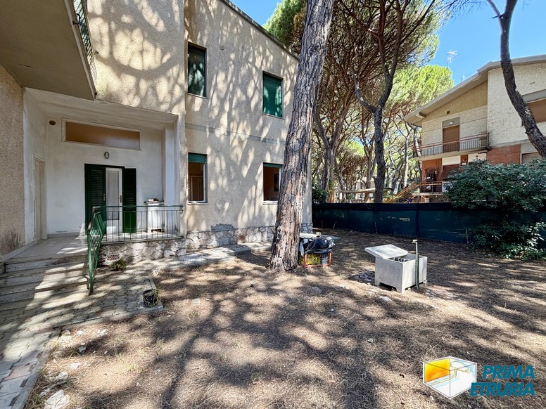 Trilocale con grande giardino privato a meno di 200 metri dal mare - ZONA ROSMARINA -