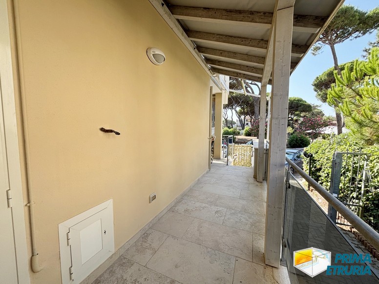 Trilocale con terrazza immerso nella pineta - ZONA ROSMARINA -