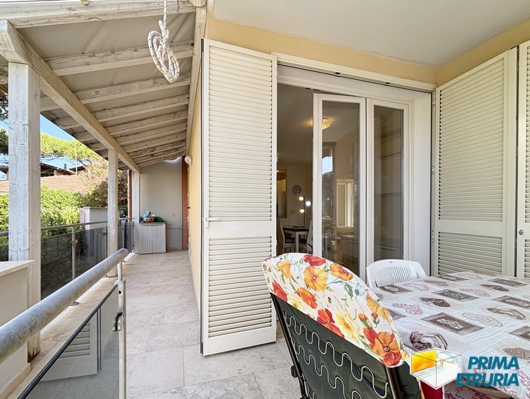 Trilocale con terrazza immerso nella pineta - ZONA ROSMARINA -