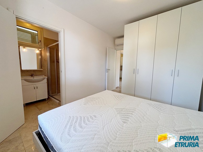 Trilocale con terrazza immerso nella pineta - ZONA ROSMARINA -