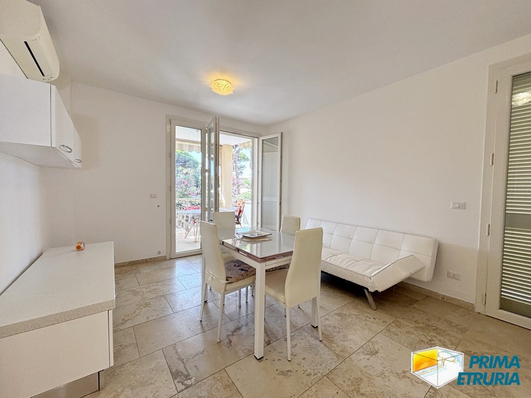 Trilocale con terrazza immerso nella pineta - ZONA ROSMARINA -