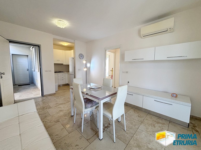 Trilocale con terrazza immerso nella pineta - ZONA ROSMARINA -